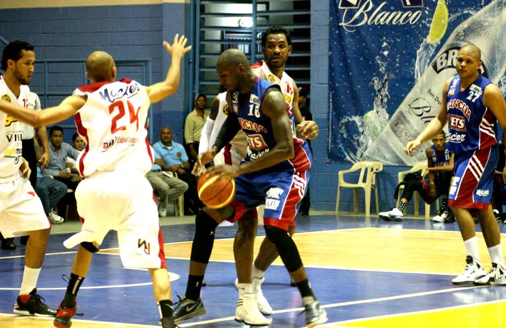 Lavell Payne busca burlar la defensa de varios jugadores del San Sebastián